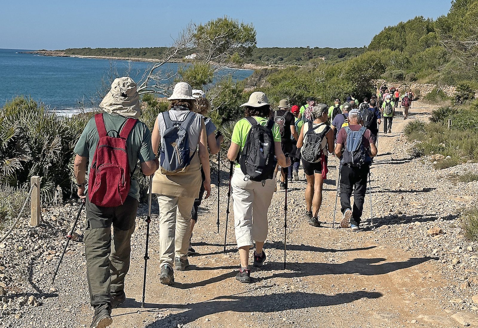 Caminants del Camí de Sant Jaume de l'Ebre vora la mar